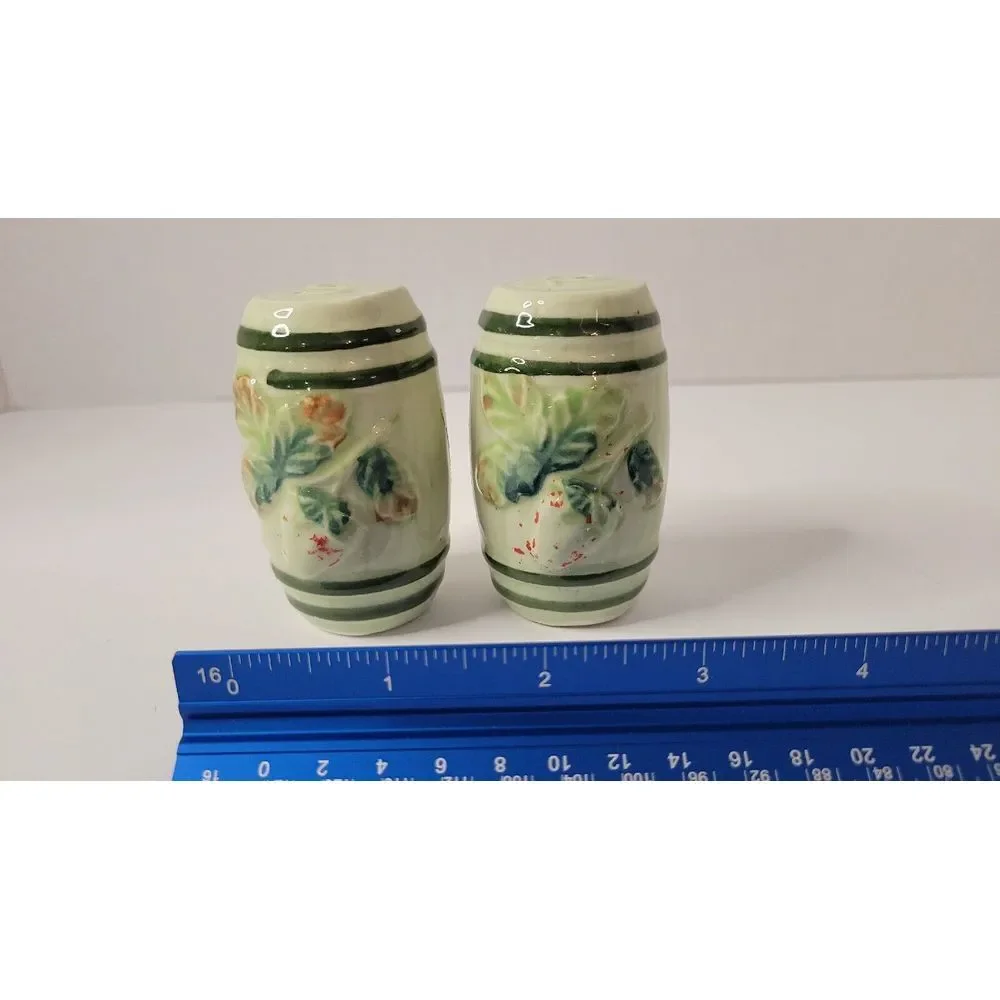 vintage salt and pepper‎ shakers Strawberries